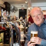 Dùng 60 năm cuộc đời để chinh phục hơn 51.000 quán bia trên khắp nước Anh, người đàn ông ghi tên mình vào Kỉ lục Guinness thế giới