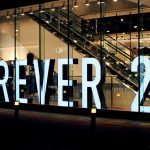 Forever 21 phải làm sao để tồn tại khi những cửa hàng thời trang online đang lên ngôi?