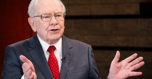 Tỷ phú Warren Buffett với 5 nguyên tắc chọn người kiếm tiền và mang tiền về cho mình