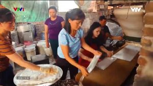 Cách kinh doanh bánh cuốn truyền thống của ngôi làng Việt