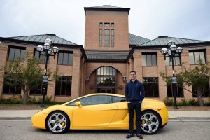 Khôn ngoan tìm ra ý tưởng kiếm tiền với chiếc xe Lamborghini, dù bản thân chưa có đủ tiền để mua chiếc xe đó